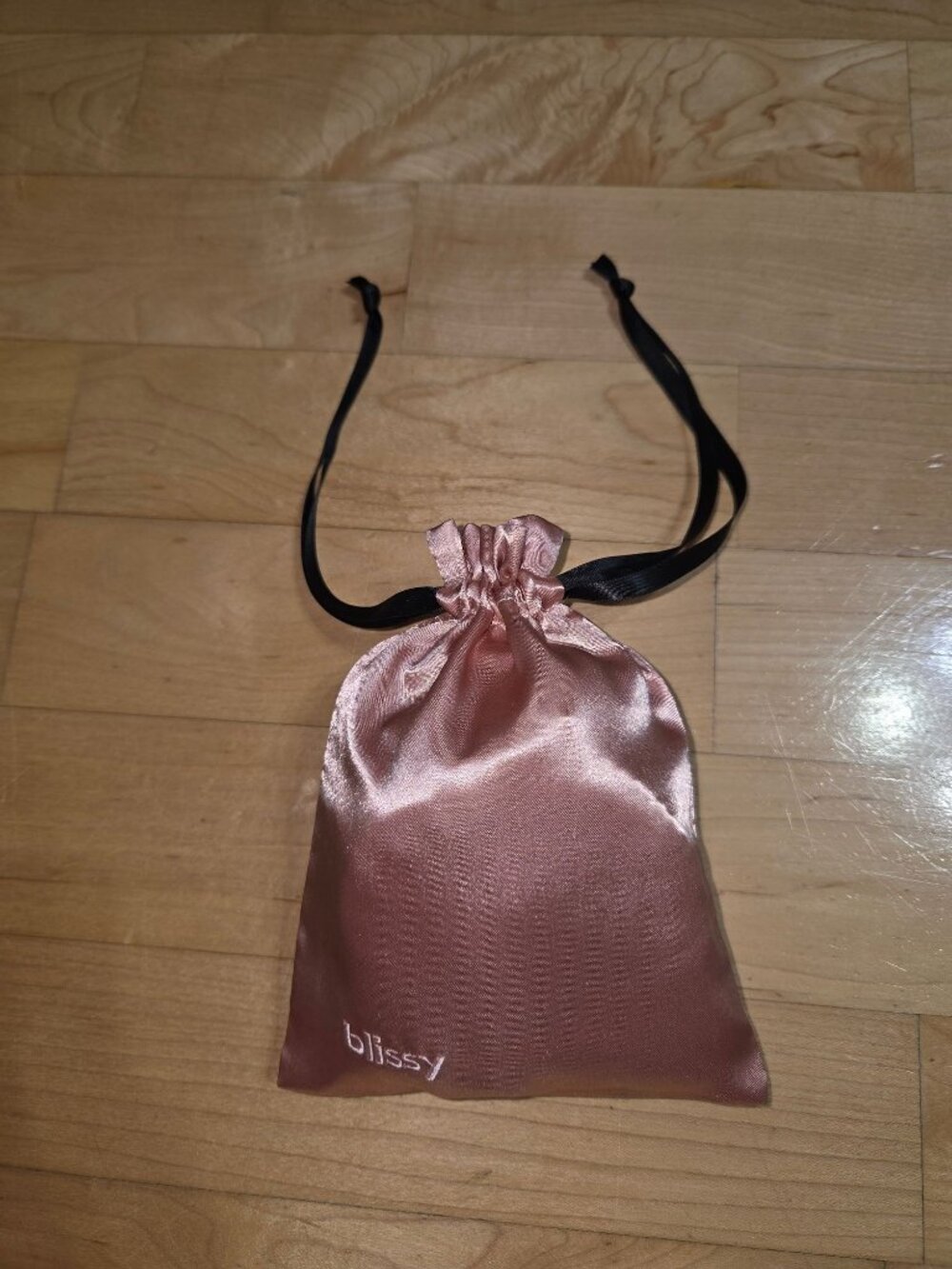 New (No Box) BLISSY 100% mulberry silk Sleep Mask, 2 scrunchies, & Travel Pouch - Picture 5 of 5